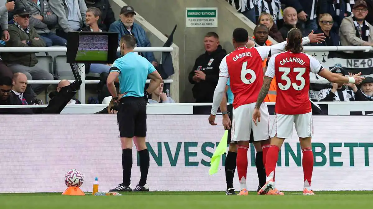 جدل تحكيمي في مباراة نيوكاسل وآرسنال بسبب ركلة جزاء ملغاة للغانرز (فيديو)