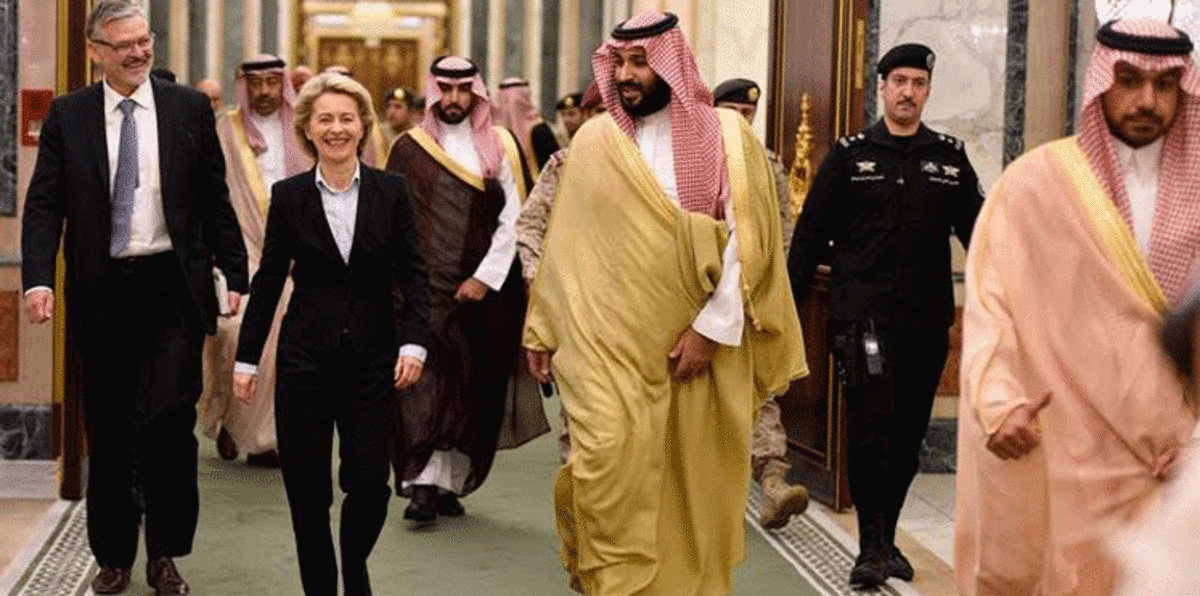 لماذا لم ترتد أورسولا فون العباءة والحجاب عند زيارتها السعودية؟ (صور)