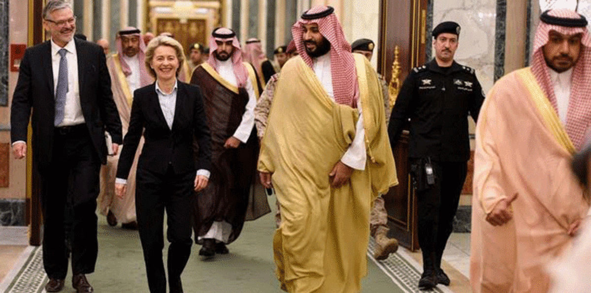 لماذا لم ترتد أورسولا فون العباءة والحجاب عند زيارتها السعودية؟ (صور)