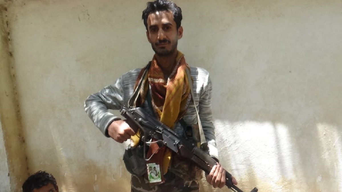 الحوثيون ينشرون صورة يمني للإيحاء بأنه سعودي قاتل في صفوف الجماعة