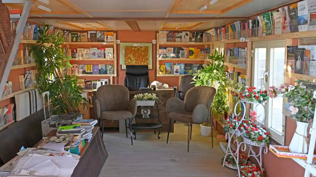 كويتي يحول مقطورة في الصحراء إلى مكتبة عامة (فيديو)