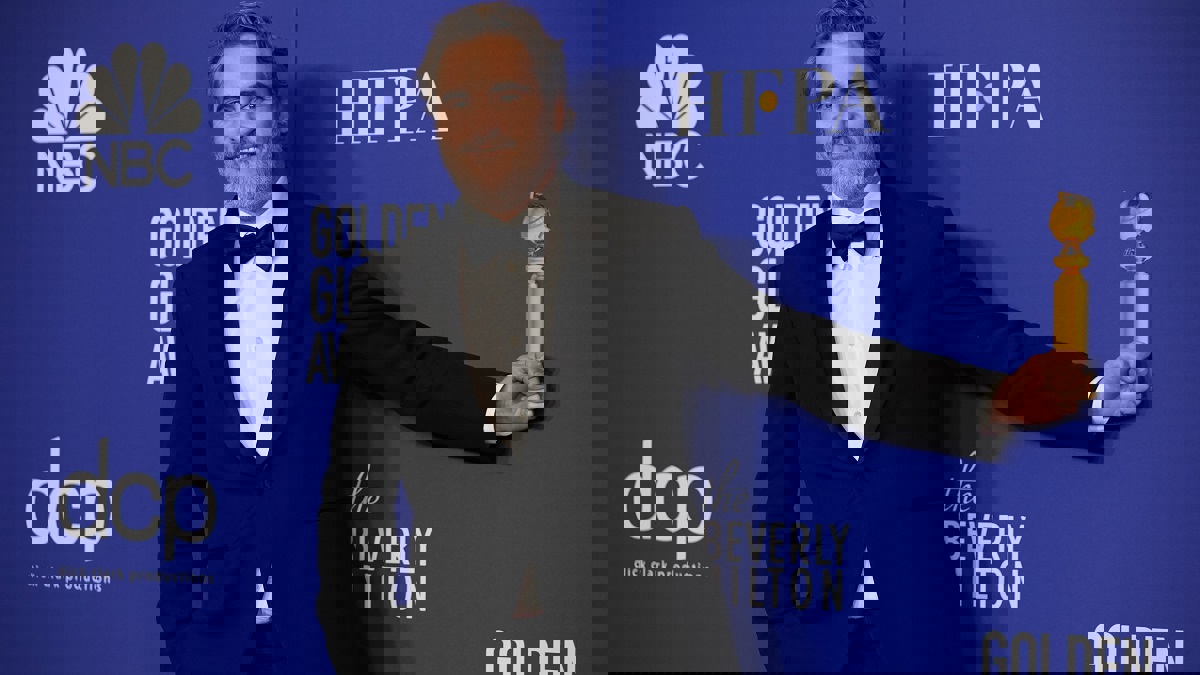 في طريقه للأوسكار.. "الجوكر" خواكين فينيكس أفضل ممثل درامي في "غولدن غلوب" 2020 (فيديو)