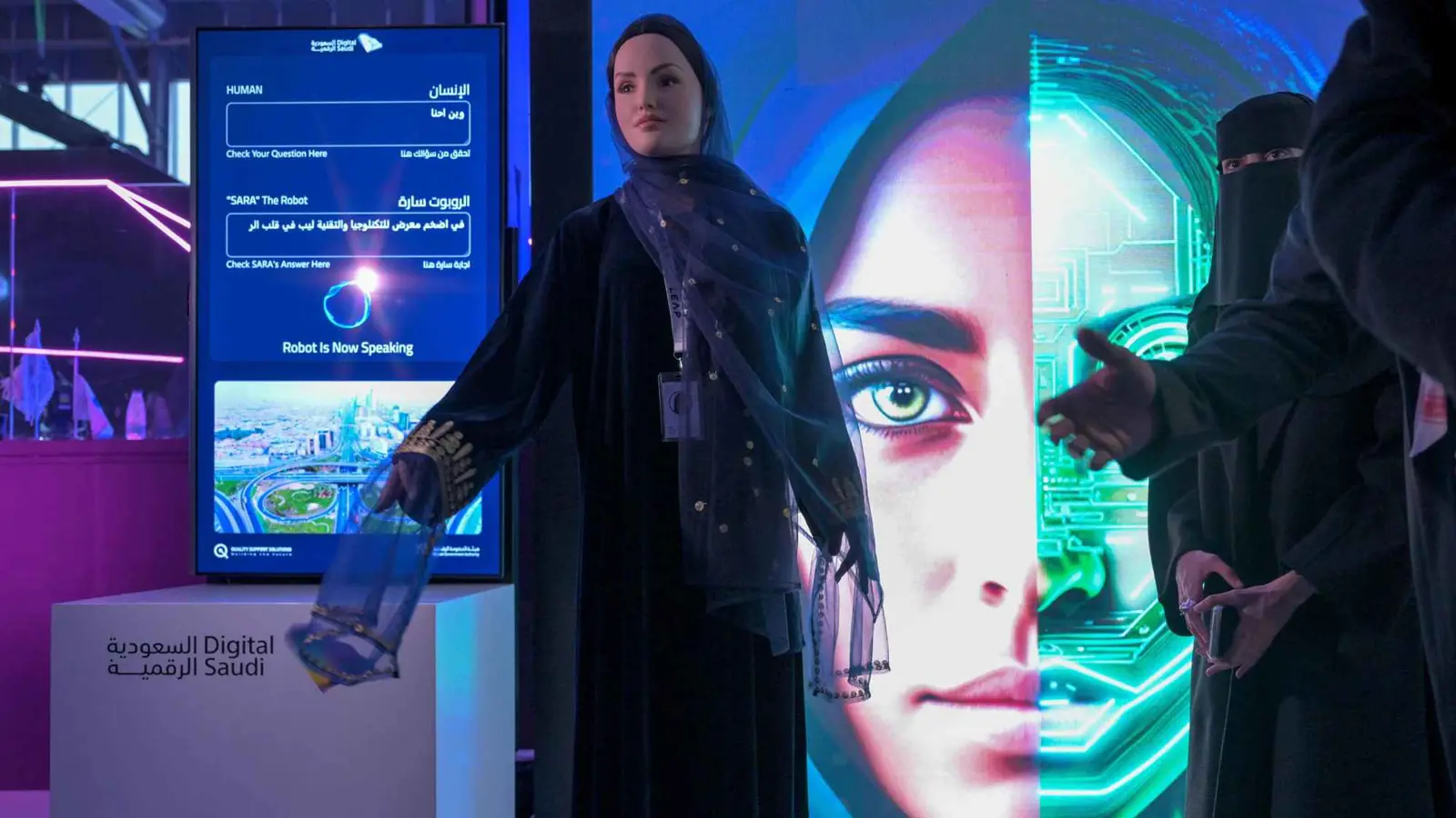 "الروبوت سارة".. مغنية سعودية تحقق نجاحا بأول ظهور (فيديو)