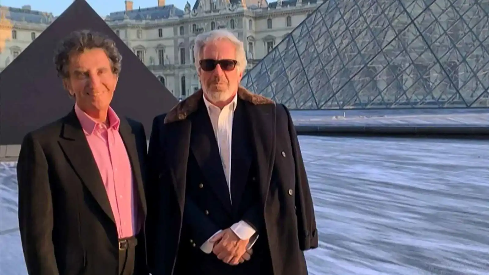 تحقيق فرنسي مع وزير سابق وابنته لصلتهما بإبستين