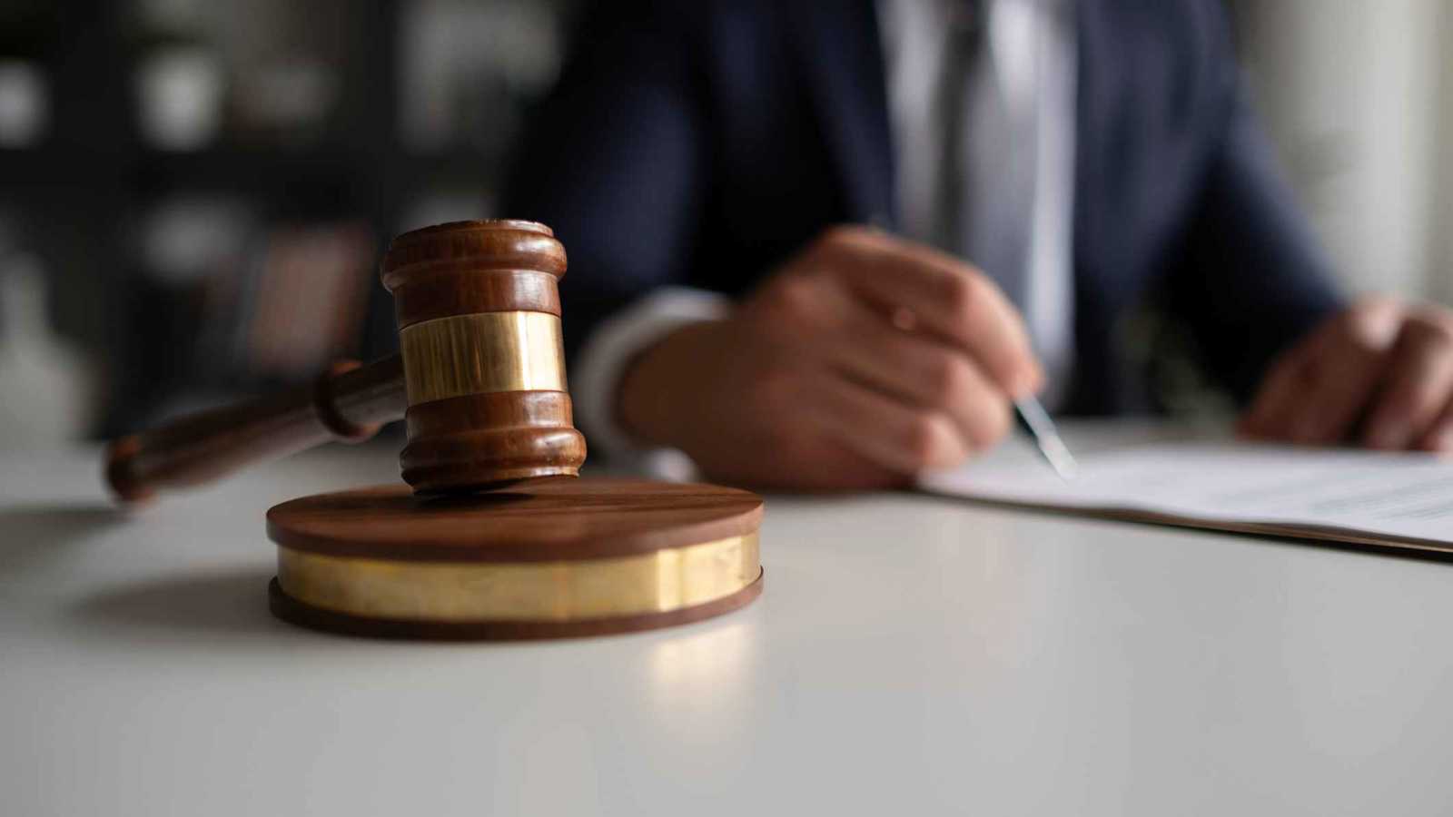 "محامي النجوم".. من قاعات المحاكم إلى التشرد بسواحل اليونان