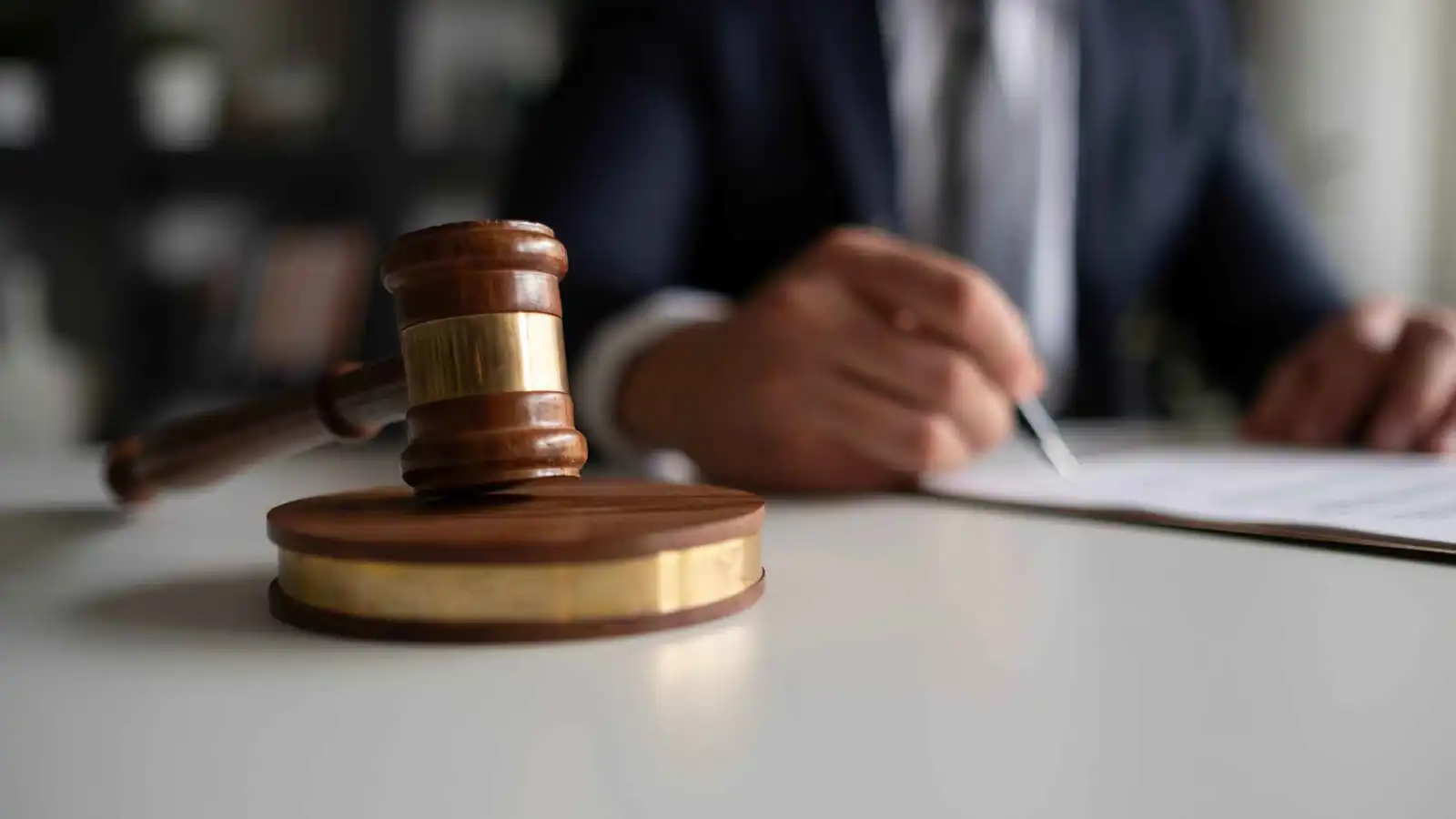 "محامي النجوم".. من قاعات المحاكم إلى التشرد بسواحل اليونان