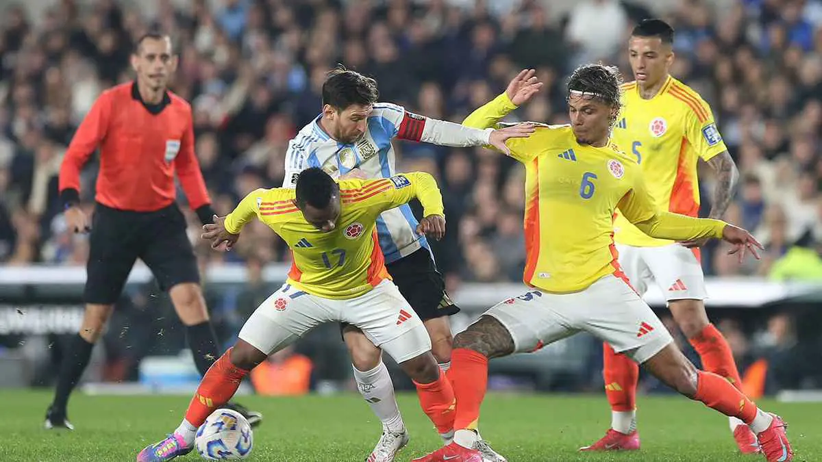 الأرجنتين تقتنص التعادل من كولومبيا في تصفيات كأس العالم 2026 (فيديو)