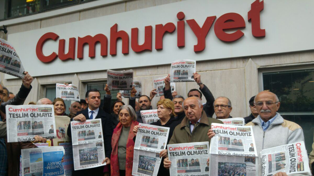 تركيا تعيد ستة من صحفيي "جمهوريت" المعارضة للسجن بتهمة "الإرهاب"‎