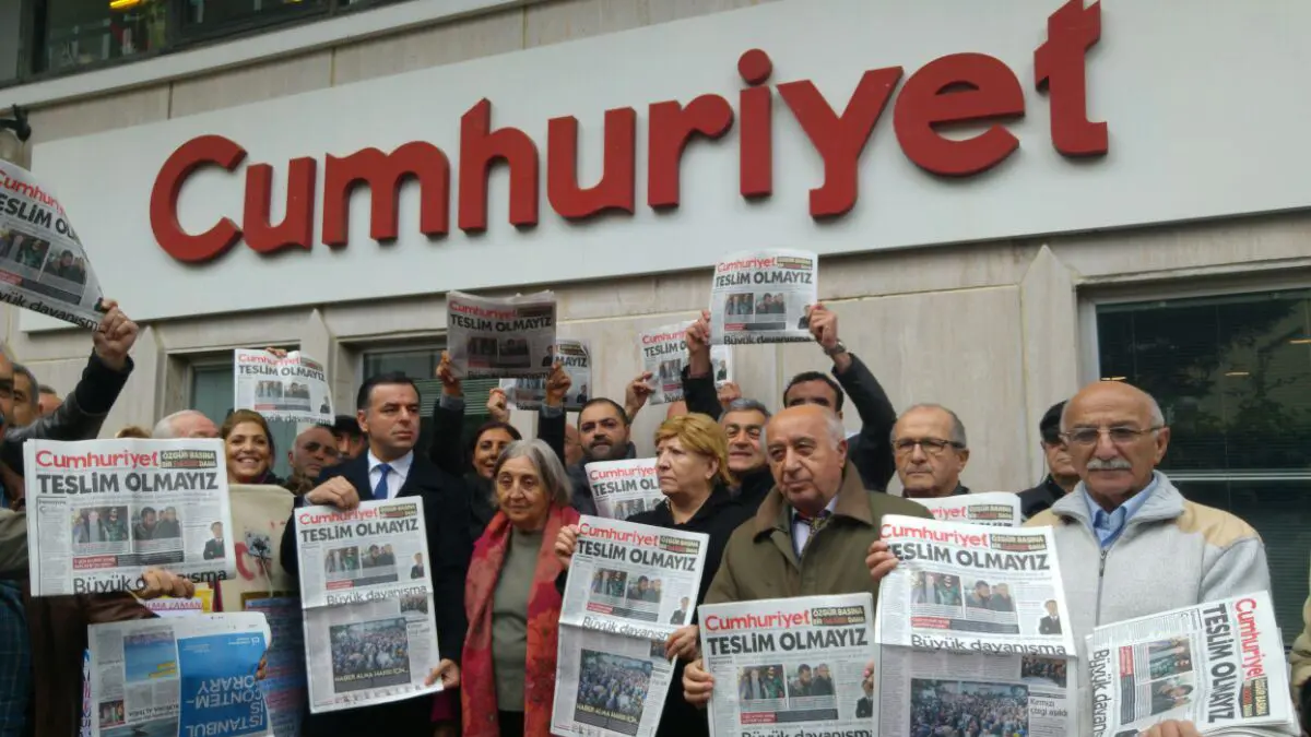 تركيا تعيد ستة من صحفيي "جمهوريت" المعارضة للسجن بتهمة "الإرهاب"‎