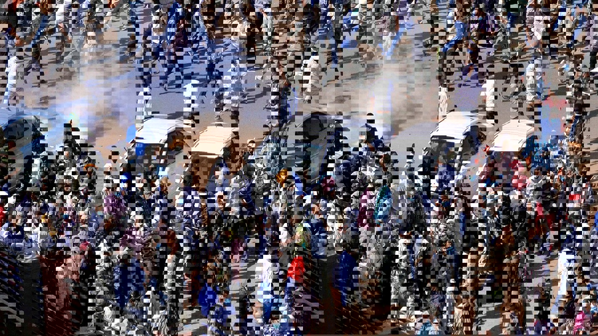 السودان.. إصابة محتجين في "عطبرة" إثر محاصرتهم مبنى الأمن