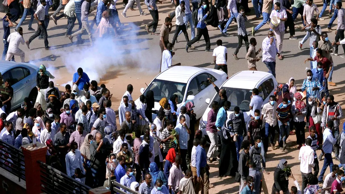 السودان.. إصابة محتجين في "عطبرة" إثر محاصرتهم مبنى الأمن