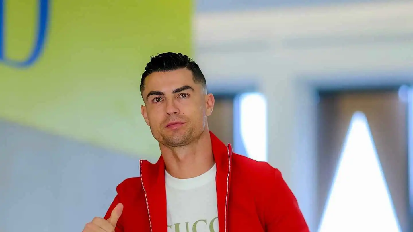 أبهر الجميع.. كم يبلغ سعر طقم كريستيانو رونالدو الأحمر؟ (صور)