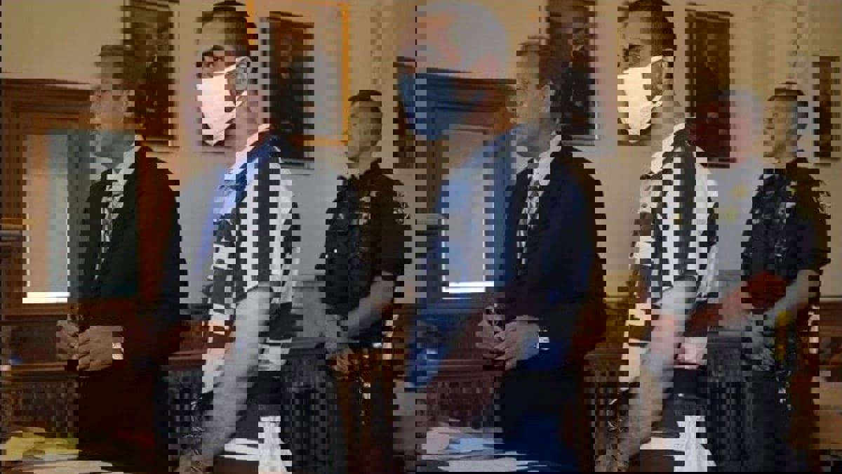 مهاجم سلمان رشدي يتمسك ببراءته من محاولة القتل