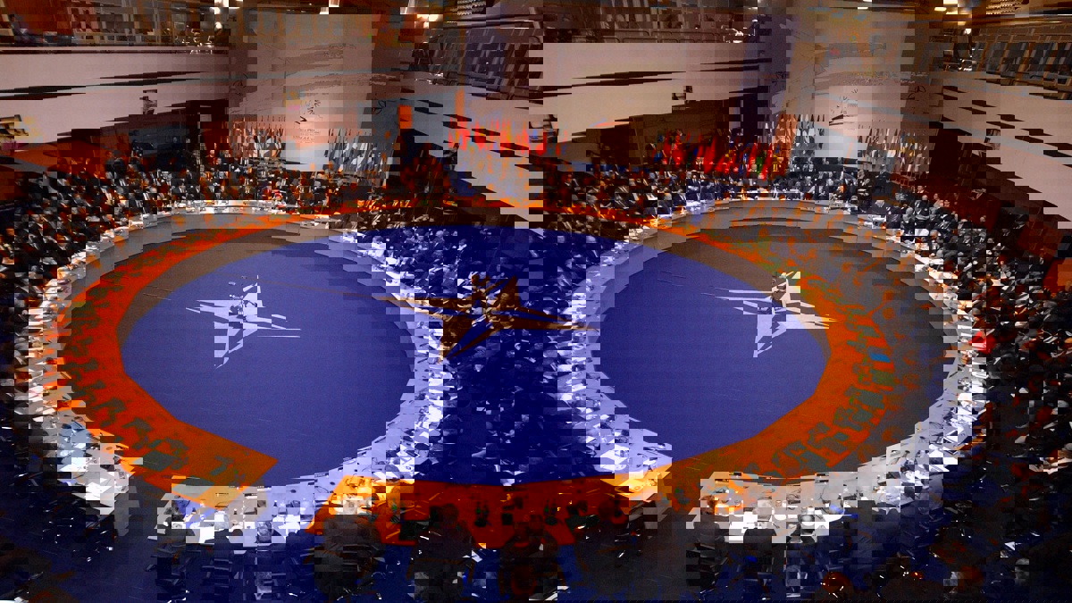 الناتو يبحث معاهدة القوى النووية المتوسطة مع روسيا