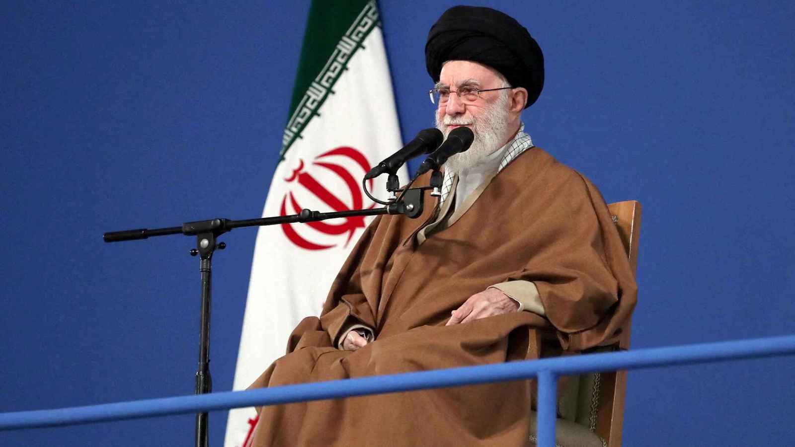 تفاصيل اجتماع "حاسم" أقنع خامنئي بقبول المفاوضات مع واشنطن