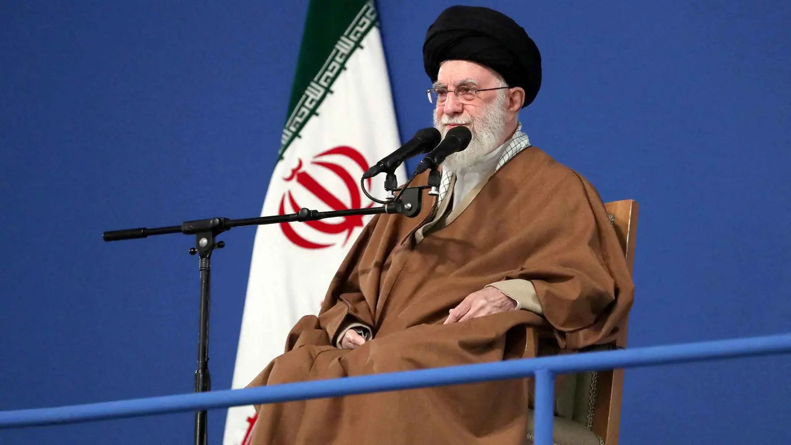 تفاصيل اجتماع "حاسم" أقنع خامنئي بقبول المفاوضات مع واشنطن