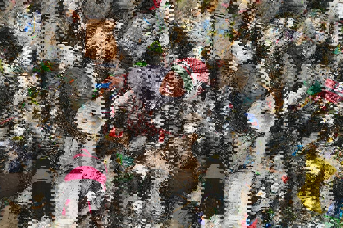 في سوريا.. جبال من النفايات البلاستيكية تتحول إلى "حصر ملونة"