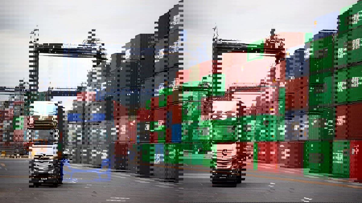 عمال أكبر ميناء للحاويات في بريطانيا يبدأون إضرابا لمدة 8 أيام