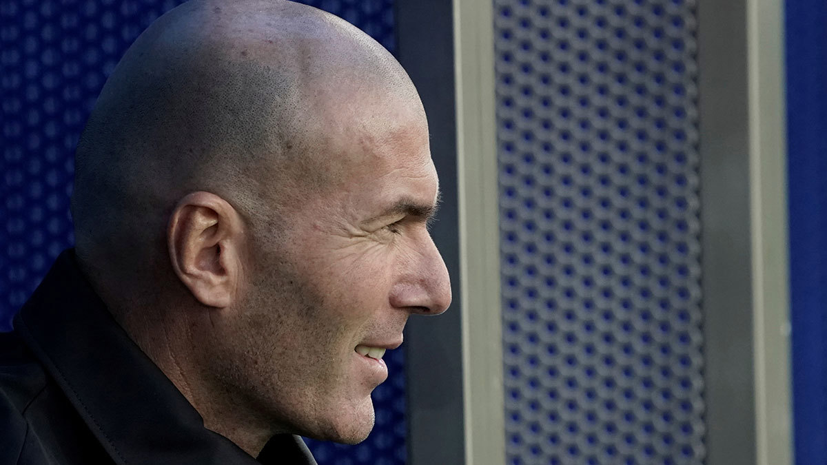 قبل الكلاسيكو.. زيدان يبحث عن خطة مراقبة ميسي وحل أزمة كاسيميرو