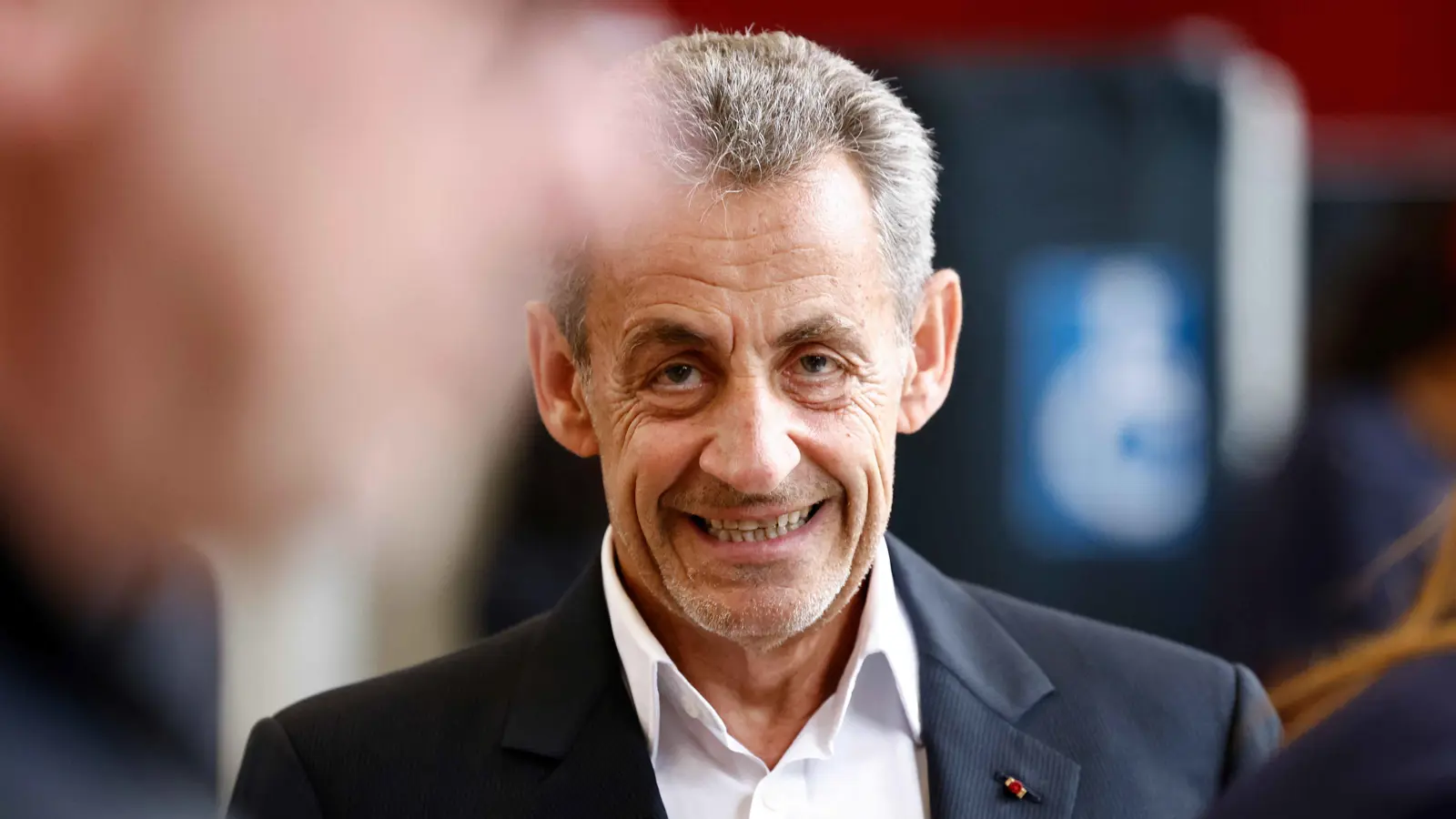 "إنها مؤامرة تستحق الغضب".. مرافعة نارية لساركوزي في قفص الاتهام