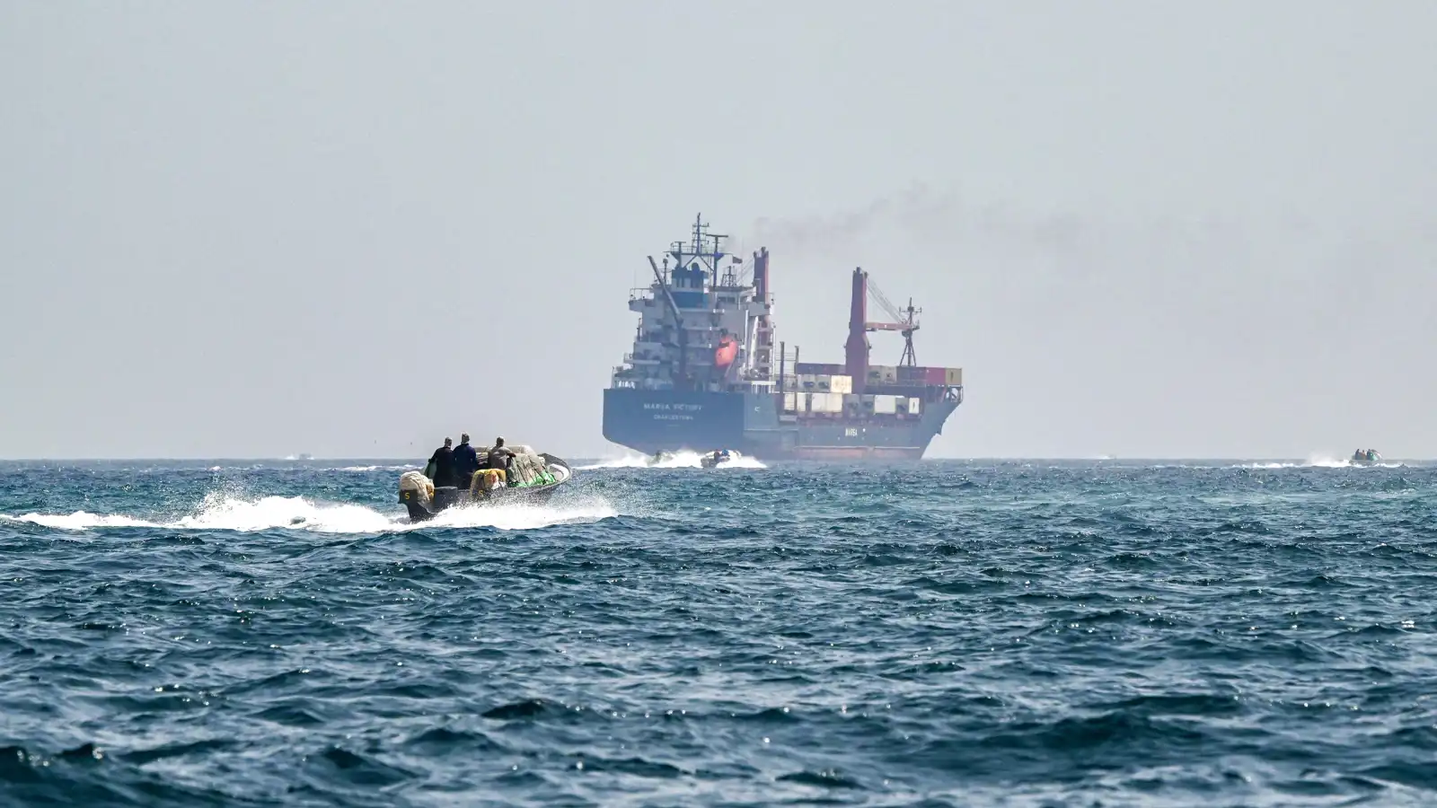 تقرير: 16سفينة عبرت مضيق هرمز السبت