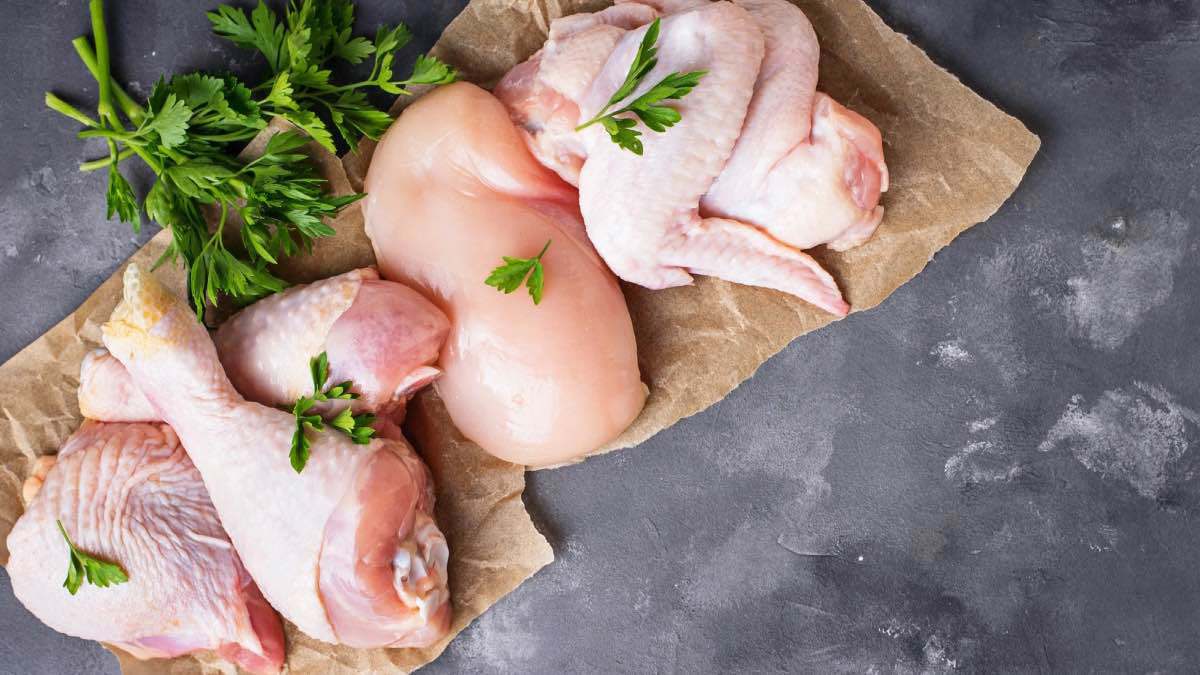 غسل الدجاج.. لماذا قد يؤدي إلى مخاطر صحية أكبر؟
