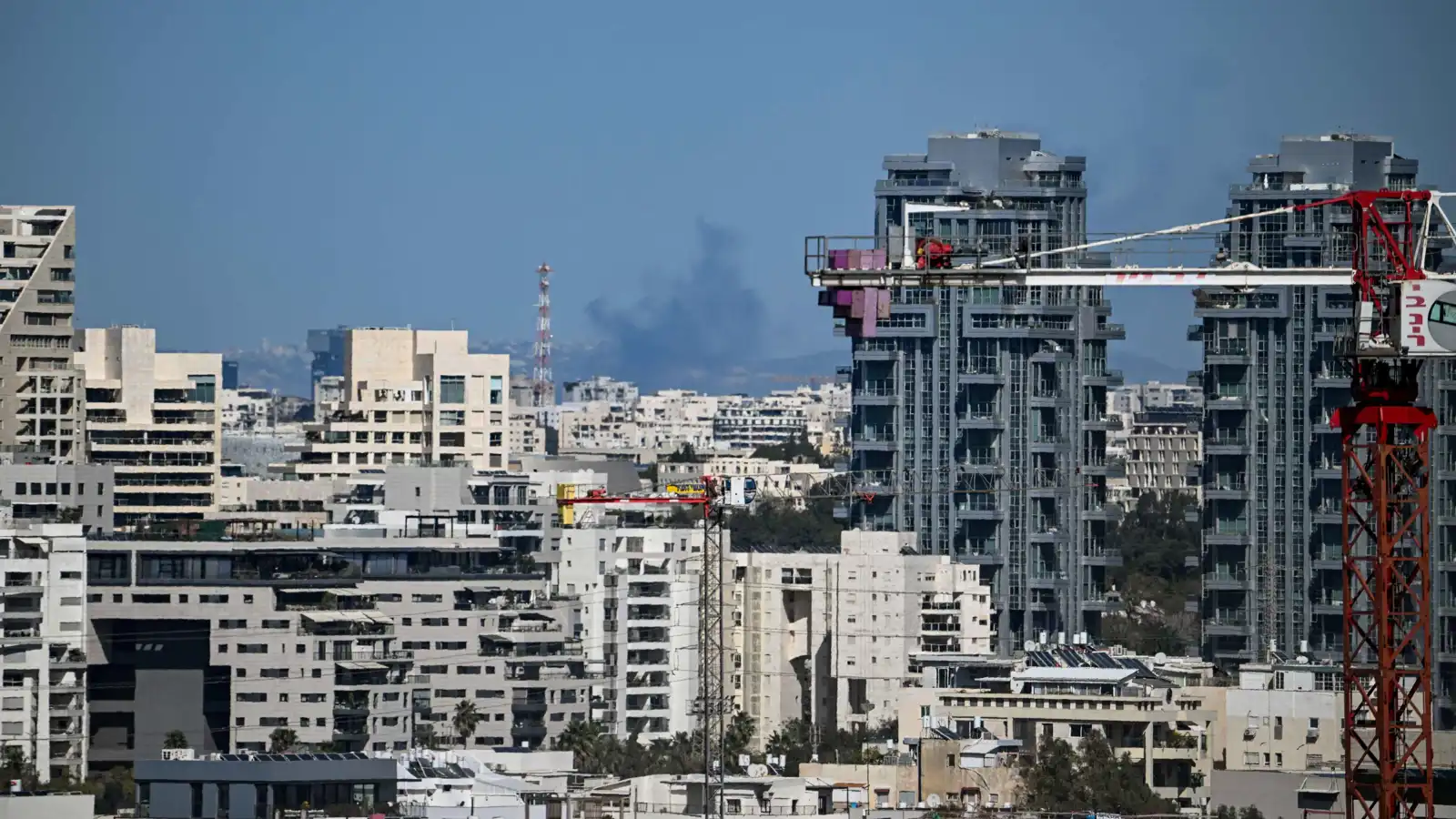 إصابة إسرائيليين بعد سقوط صاروخ إيراني