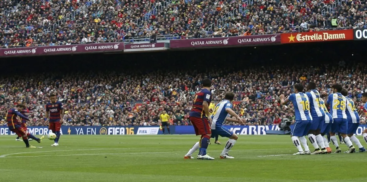 ميسي متخصص الركلات الحرة يعادل رقم كومان مع برشلونة