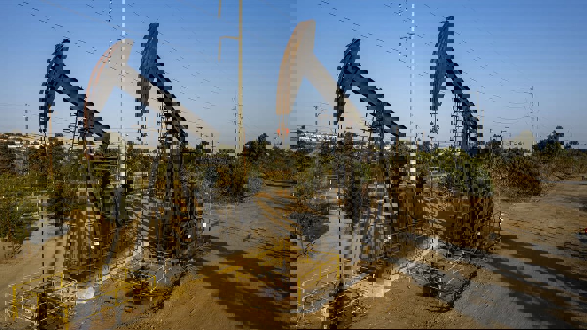 النفط يقفز فوق 121 دولارا للبرميل مع تخفيف الصين قيود كورونا