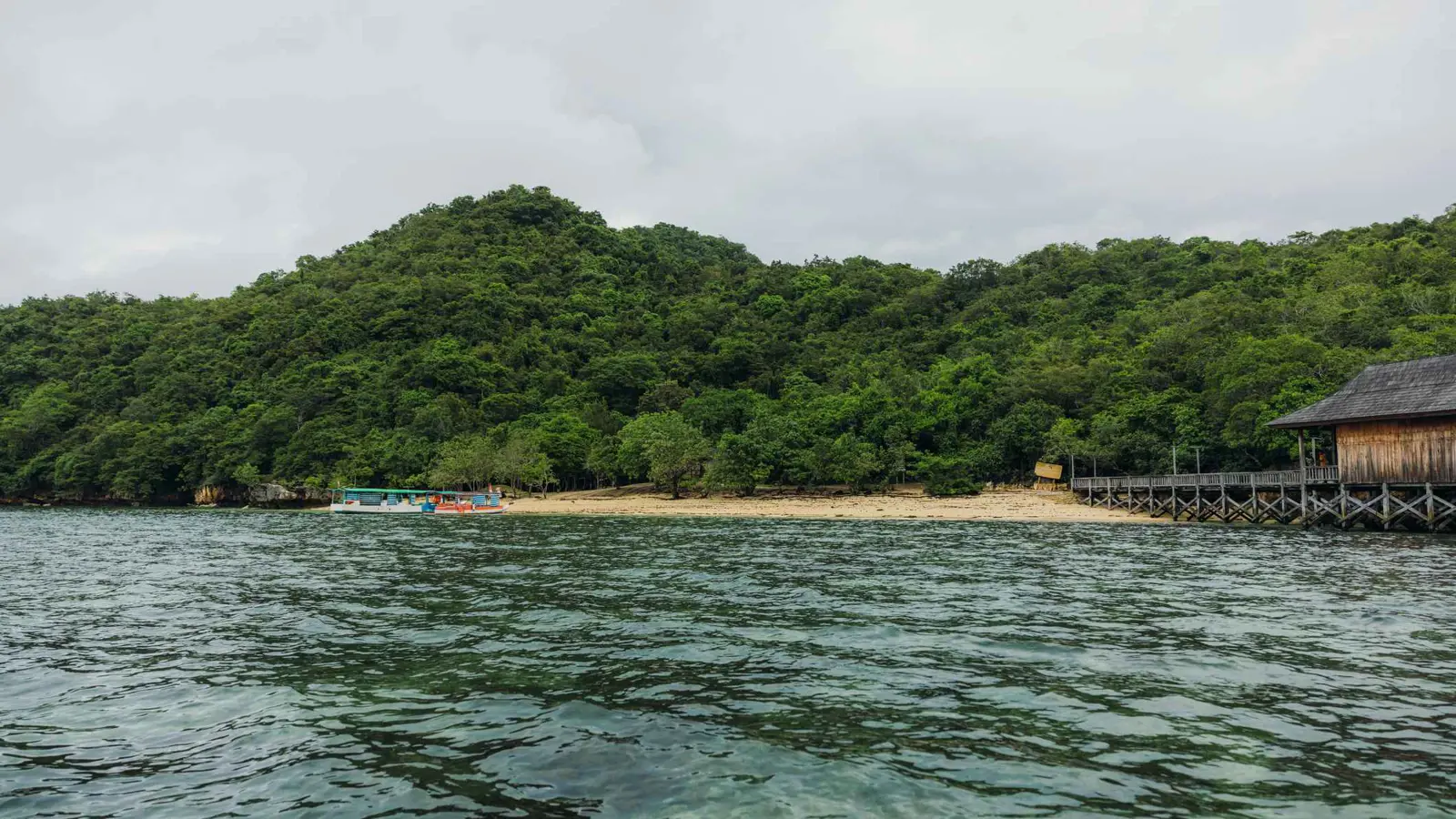 غرق قارب في إندونيسيا و فقدان 11 راكبا