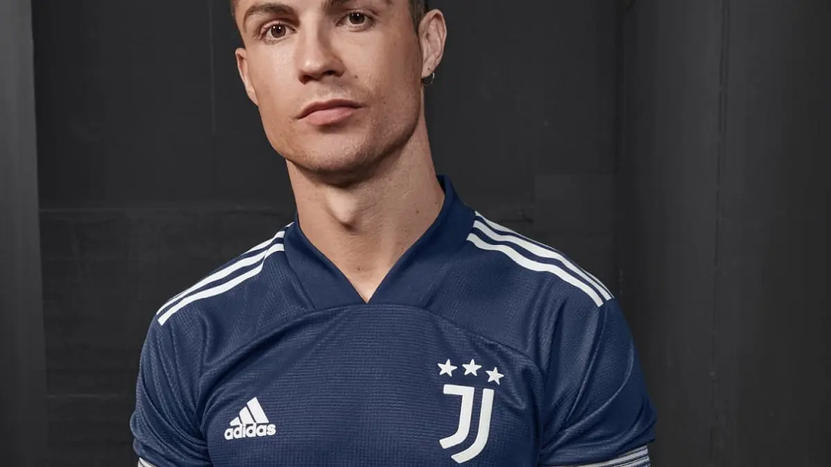 يوفنتوس يكشف النقاب عن قميصه الثاني (صور)