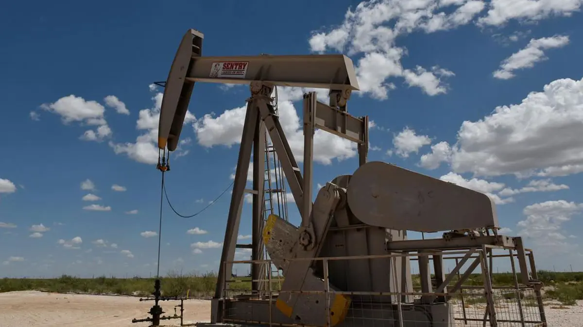 انخفاض أسعار النفط رغم التراجع القياسي لمخزونات الخام في أمريكا