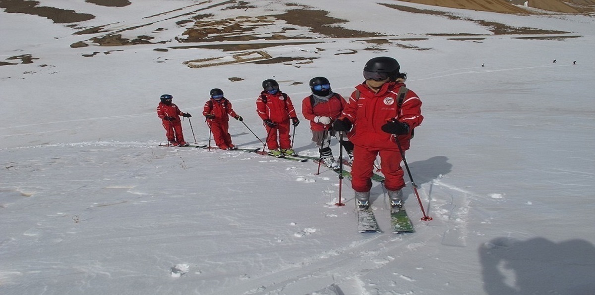 فتاة أفغانية تحول معقلًا لطالبان إلى ساحة لتعلم التزلج (صور)