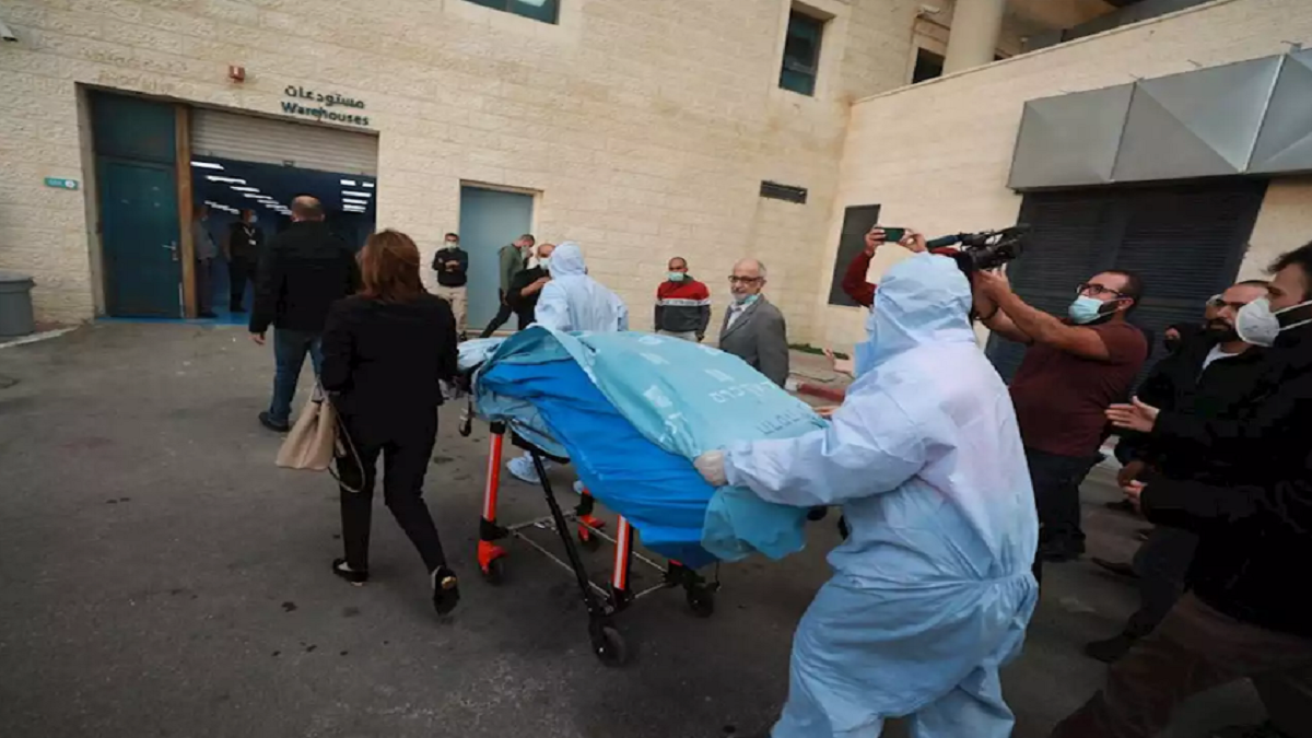 عباس يلقي نظرة الوادع على جثمان عريقات قبل دفنه في أريحا