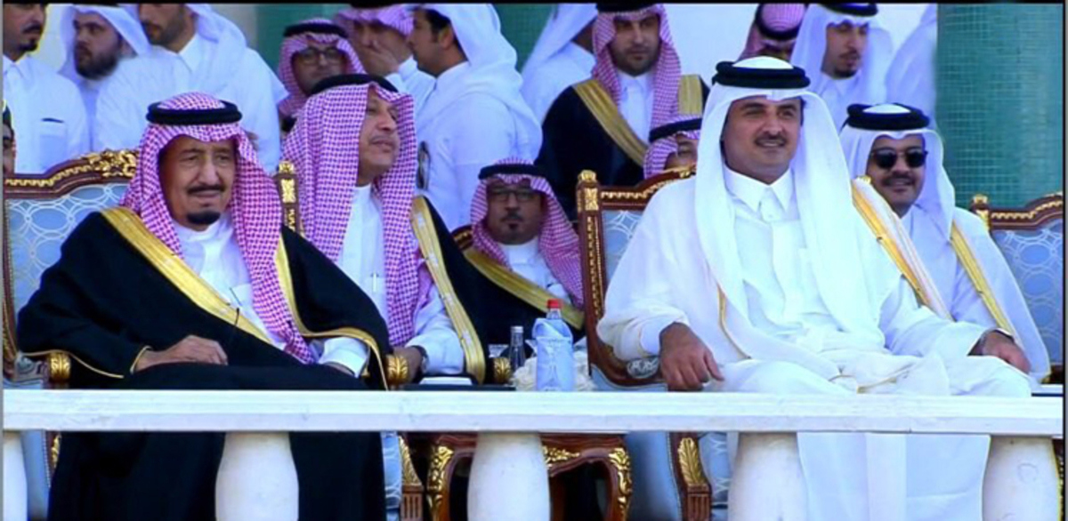 بالفيديو.. شاهد الملك سلمان يتفاعل مع "العرضة" القطرية التراثية