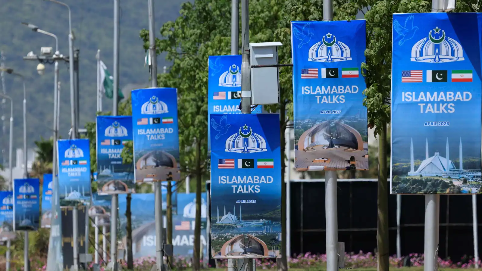 تصلب إيراني يهدد المفاوضات وتلويح أمريكي بتجدد "فوري" للقتال