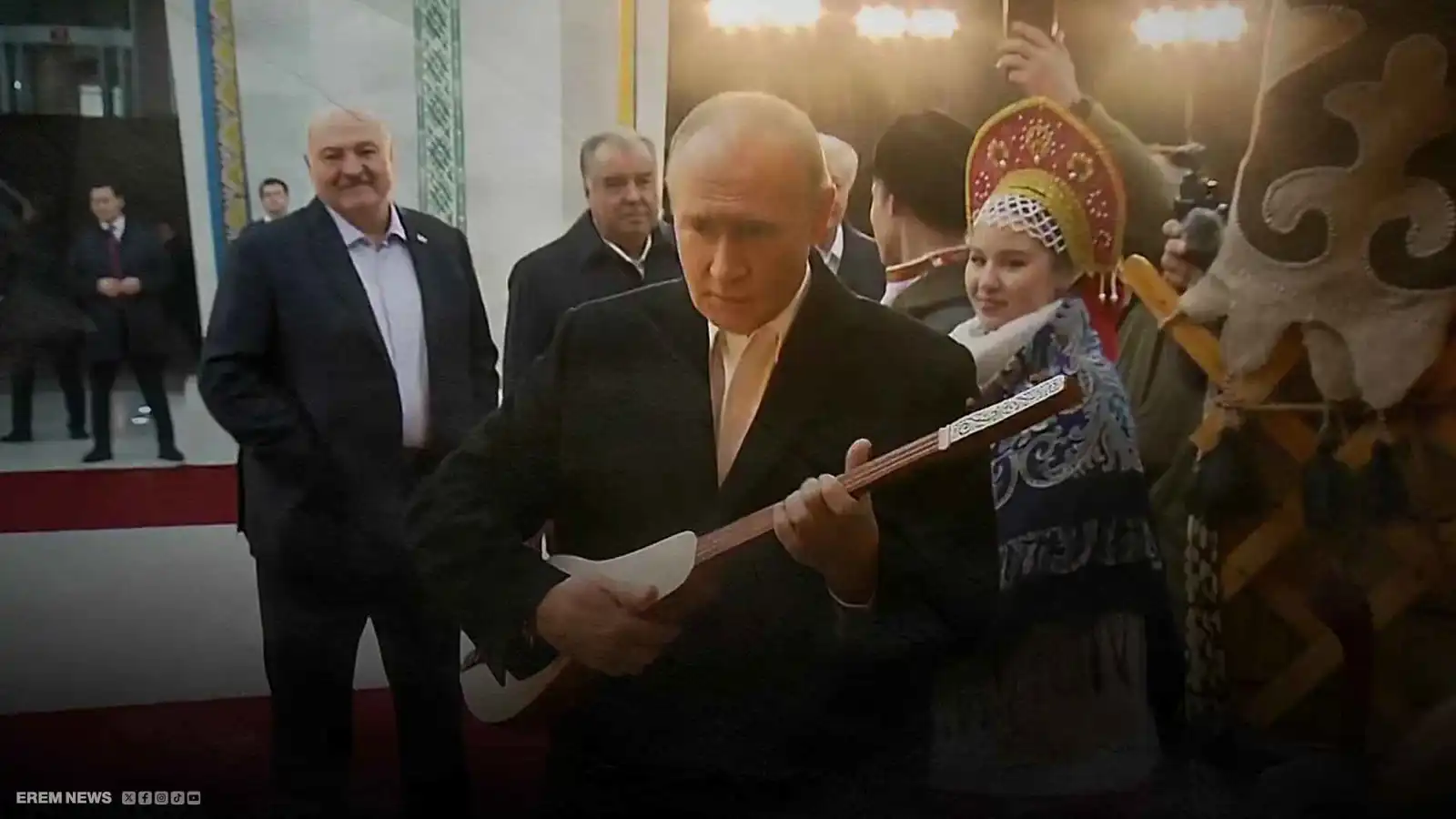 "الكوموز" تحت أنامل بوتين.. لقطة غير اعتيادية للرئيس الروسي (فيديو إرم)