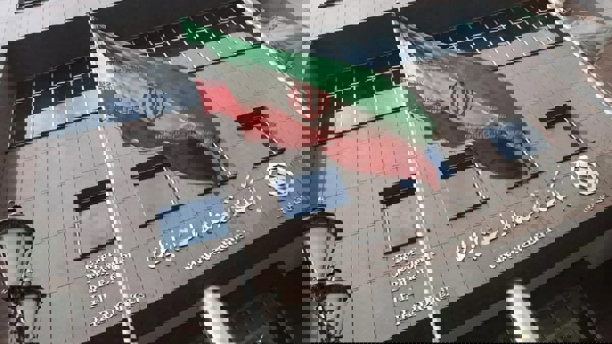 إيران وروسيا تعتزمان التجارة بالعملة المحلية بدلا من الدولار الأمريكي

