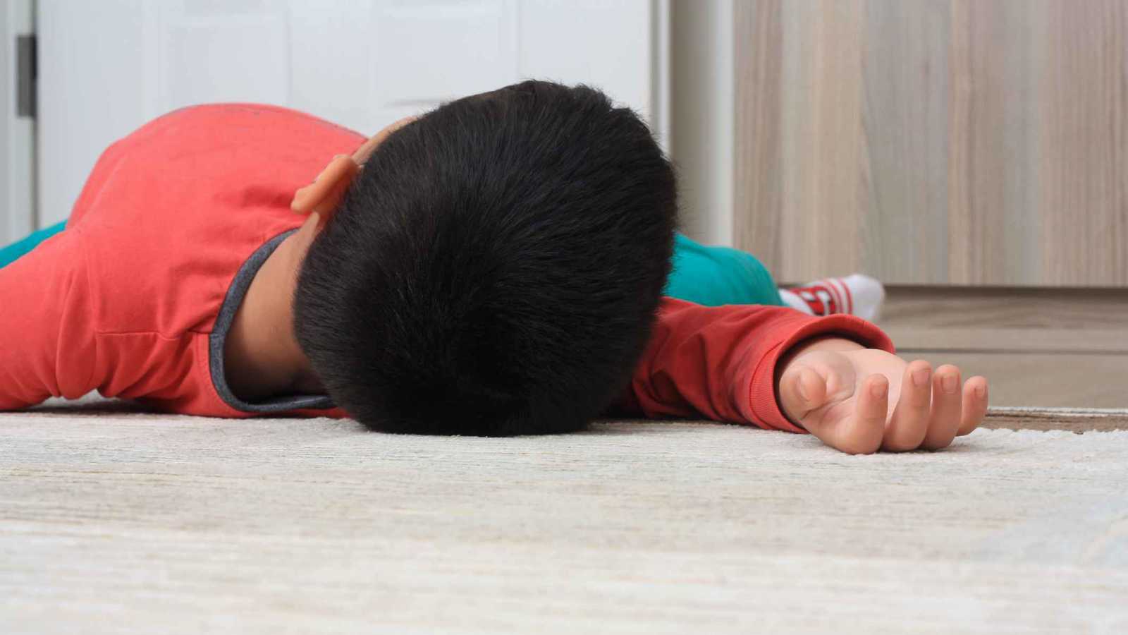 مقتل طفل على يد رجل يعاني اضطرابًا نفسيًا أمام والدته