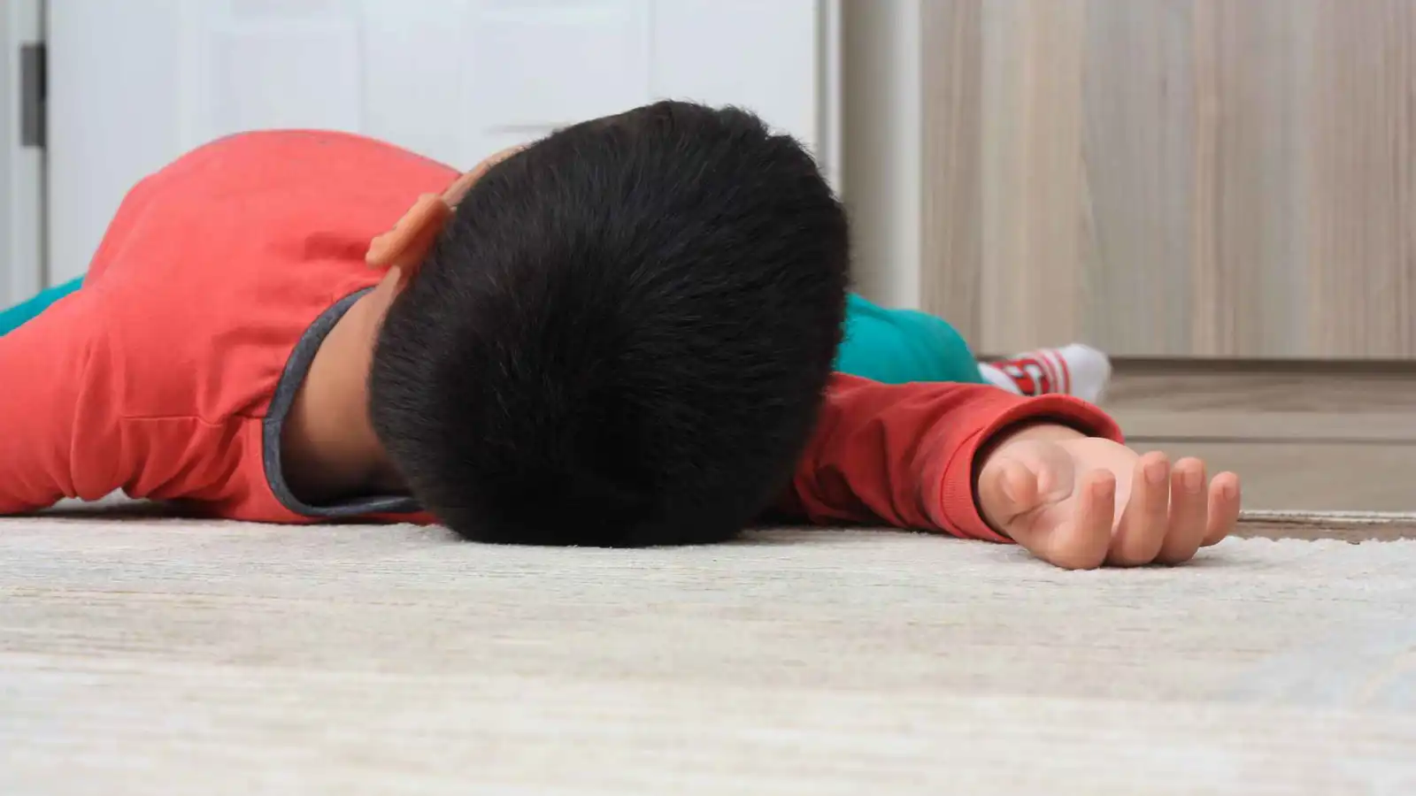 مقتل طفل على يد رجل يعاني اضطرابًا نفسيًا أمام والدته