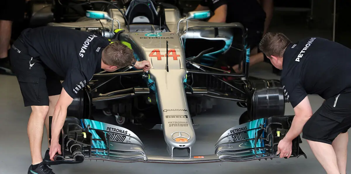 أعضاء في فريق مرسيدس يتعرضون للسرقة تحت تهديد السلاح في البرازيل