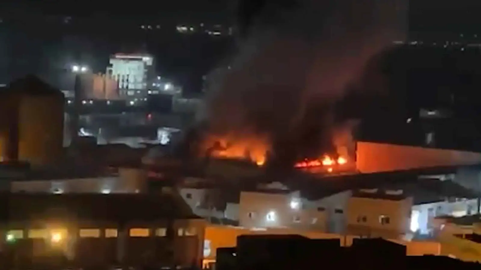 اليمن.. اندلاع حريق ضخم في ميناء المكلا بحضرموت