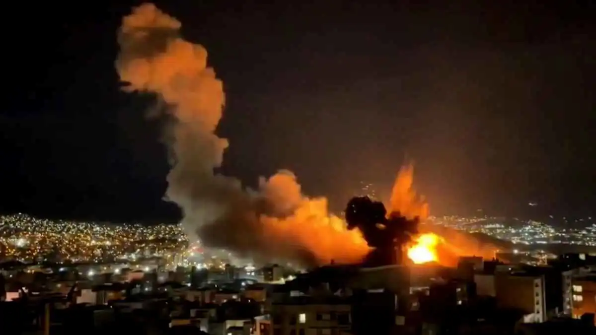 قصف مقر التلفزيون الإيراني في سنندج مركز محافظة كردستان (فيديو)