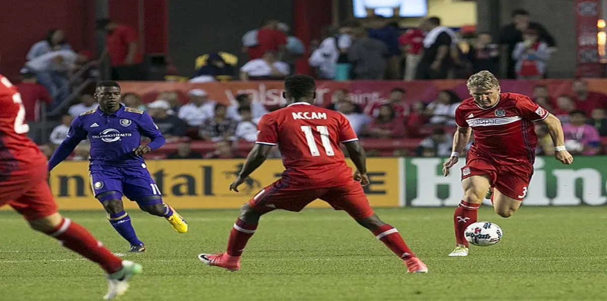 شفاينشتايغر يساهم في فوز مثير لشيكاغو بالدوري الأمريكي