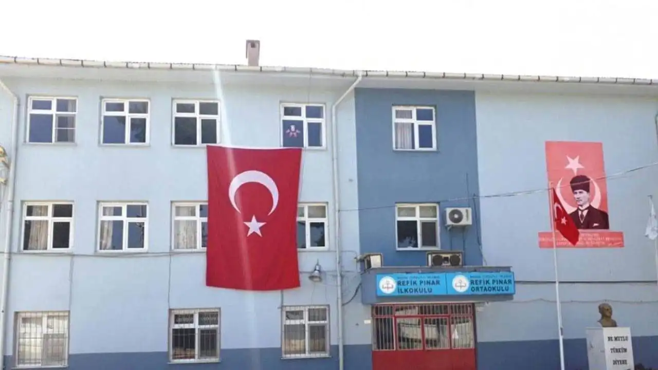 تركيا.. مدير مدرسة يعتدي على طالب مصاب بالتوحد (فيديو)