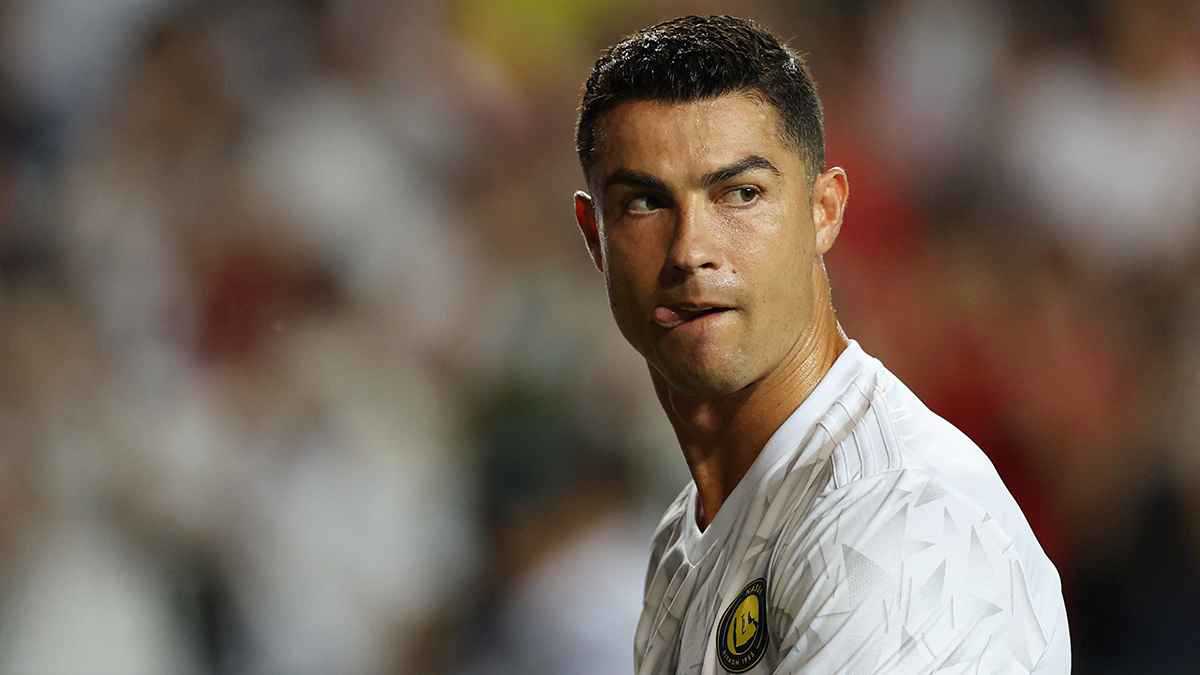 غضب واستياء.. رد فعل كريستيانو رونالدو بعد تهور ساديو ماني وطرده (فيديو)