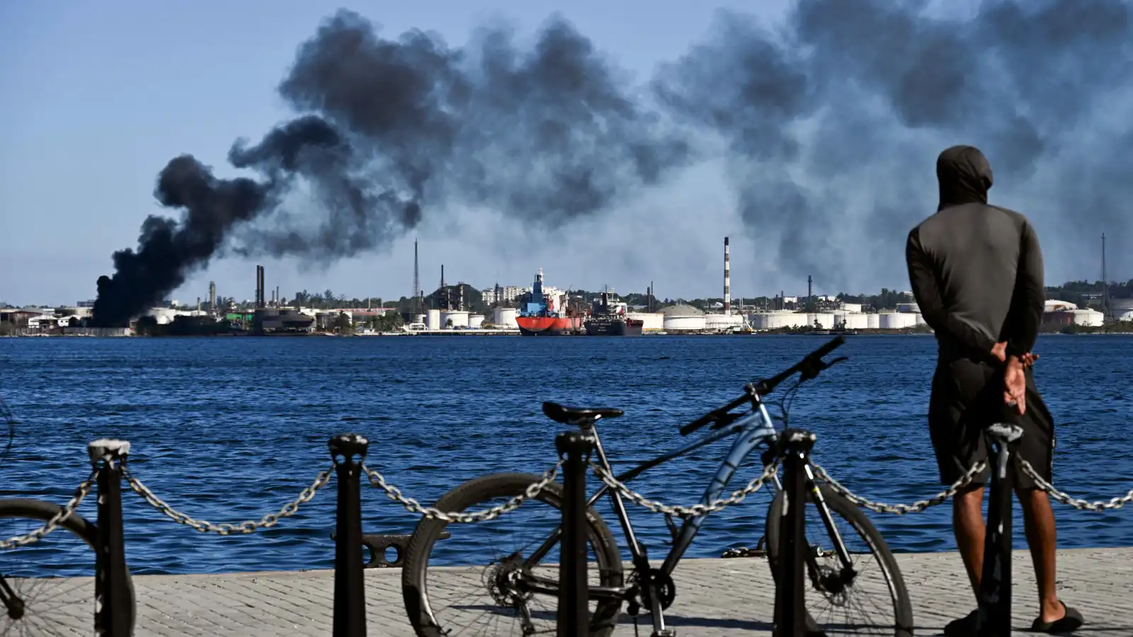 كوبا.. حريق غامض يندلع بمصفاة نفط في هافانا (فيديو)