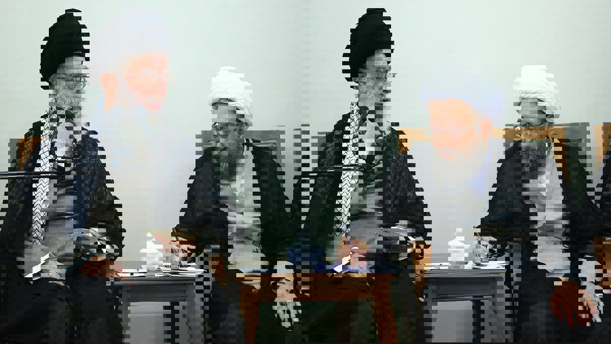 رغم اتهامه باللصوصية والفساد .. لماذا يدافع خامنئي عن صادق لاريجاني؟