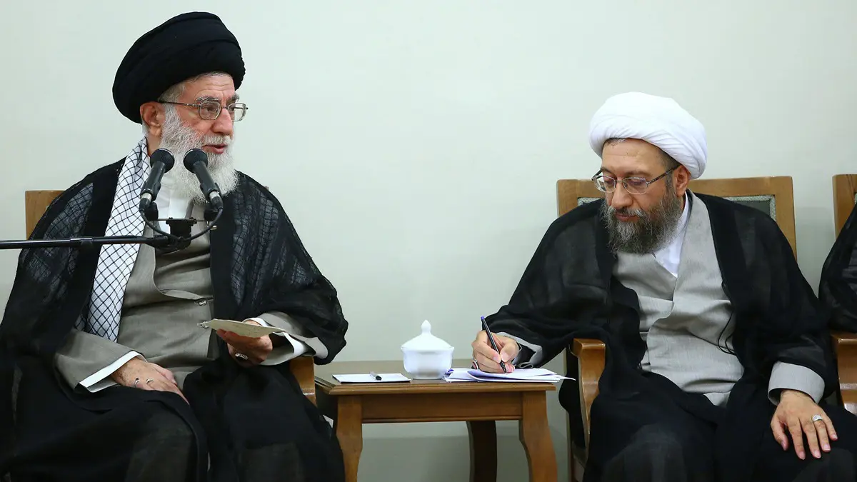 رغم اتهامه باللصوصية والفساد .. لماذا يدافع خامنئي عن صادق لاريجاني؟