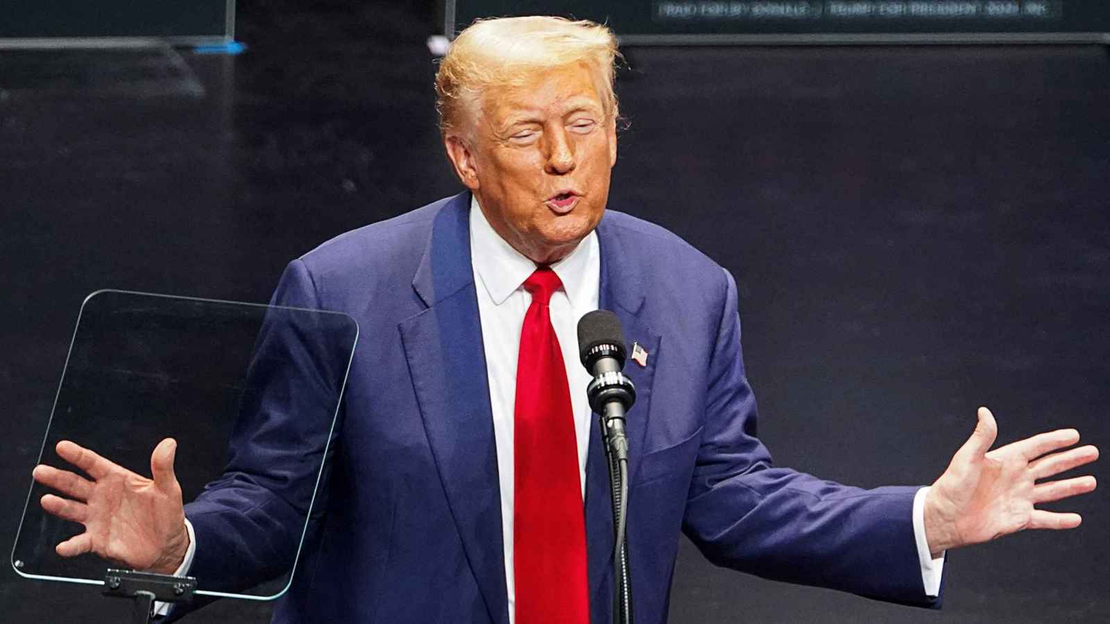 ترامب: زيلينسكي "أفضل بائع في التاريخ" (فيديو)